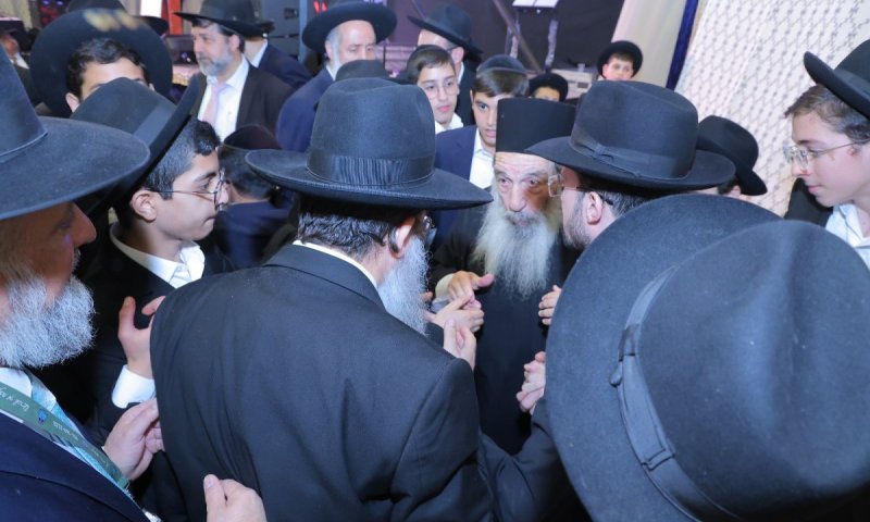סיומי מסכתות והכנה למתן תורה: גדולי ישראל פצחו בשירה עם תלמידי 'פרי תואר'