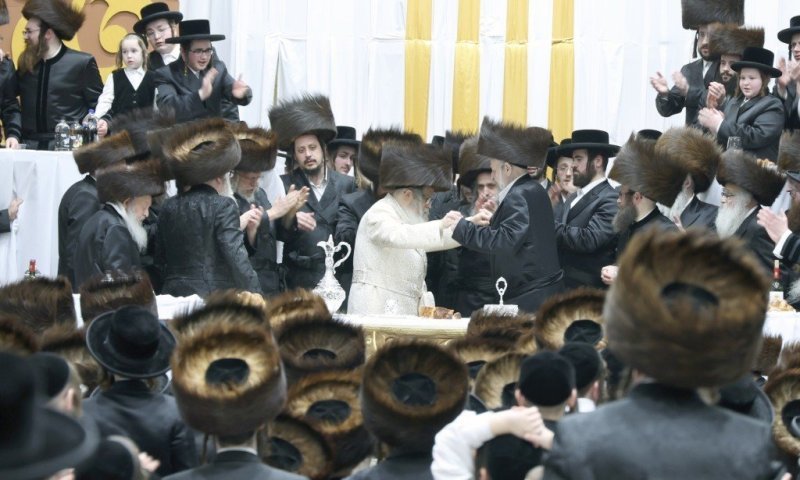 בביהמ"ד בראדני: האדמו"ר מהרי"י מסאטמר רקד עם גיסו ממהר"א