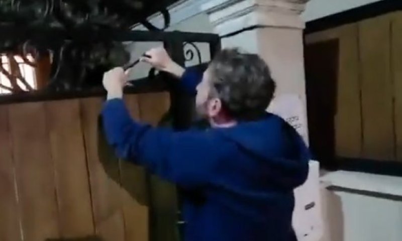 שר החינוך: "חבורת עבריינים הזויה ניסתה לפרוץ לביתי"