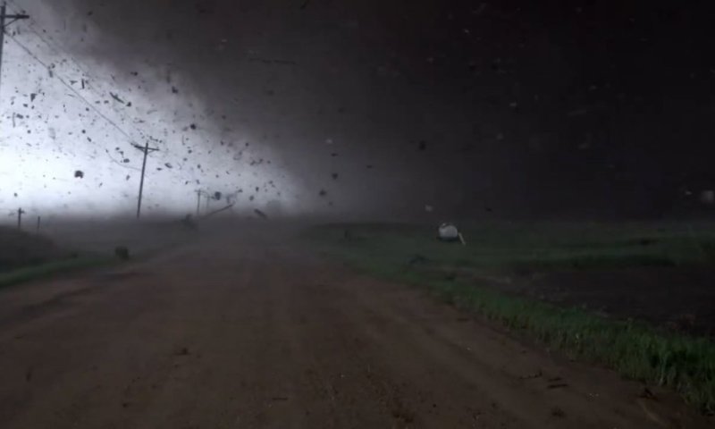 תיעוד דרמטי: ציידי סופות נקלעו ללב הטורנדו בנברסקה &ndash; וכך נראה ההרס ברגע שאחרי