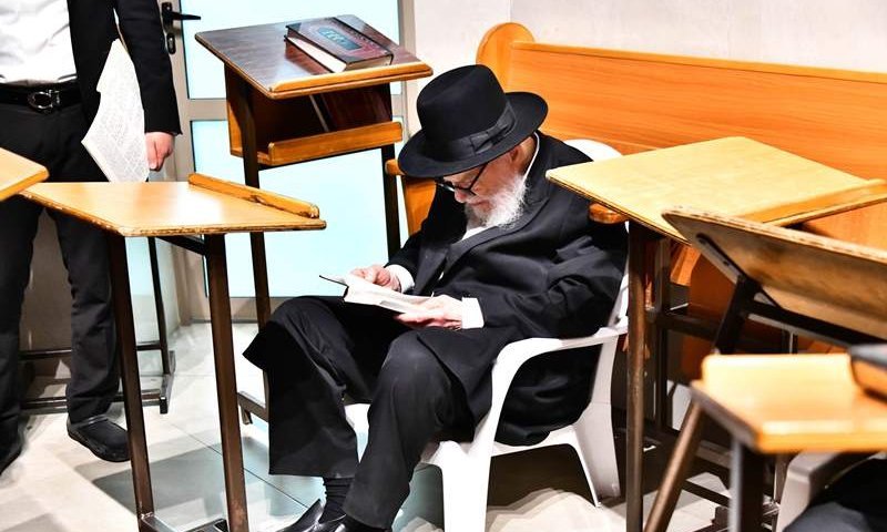 יש בחורים שלא מתחברים לקינות? | התשובה של מנהיג עולם התורה