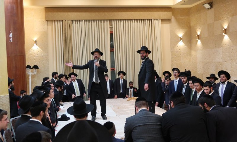 ראש הישיבה נעמד על השולחן: שמחת החתונה בישיבת 'נחלת התורה' 