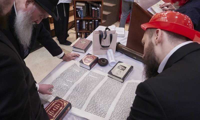 מגילה בת מאתיים שנה הוענקה לרבה של רוסיה על ידי יהודי בן 95