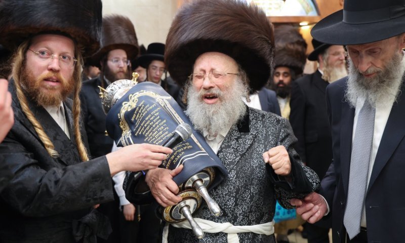 הרבי חגר את הגארטל של ר' הרשל'ה וספר התורה הוכנס 