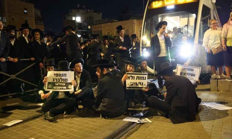 חרדים מפגינים בירושלים ובבית שמש, המשטרה משליכה רימונים 