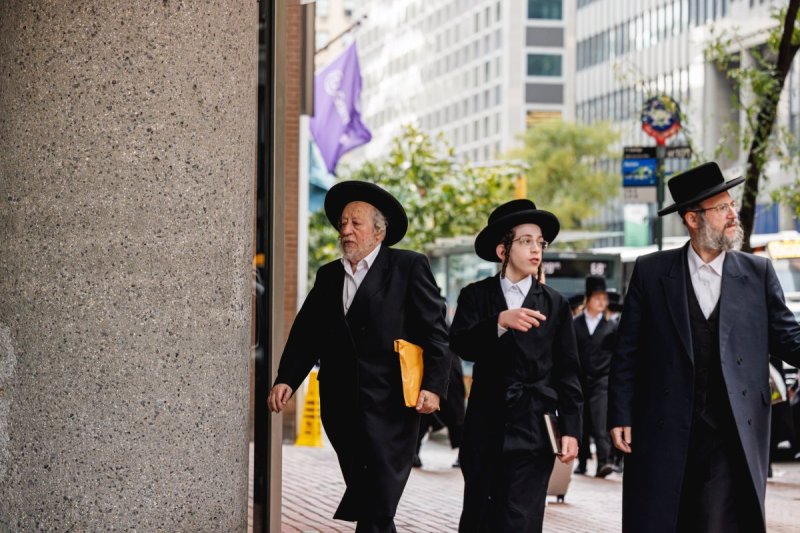 האחים לאנטשעווסקי, אברומי בלום, ד. ה. כרם, אייזיק. י, Clear shot