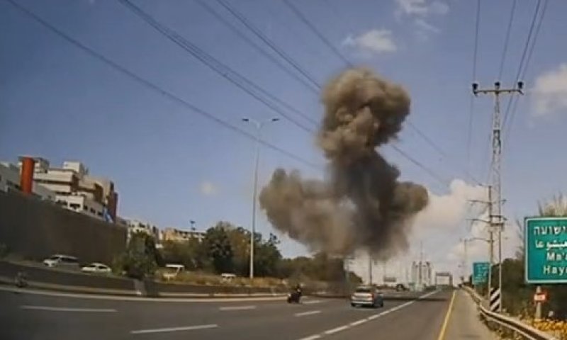 עניין של שניות: הפצצה נופלת באמצע הכביש ורוכב האופנוע דוהר עליה
