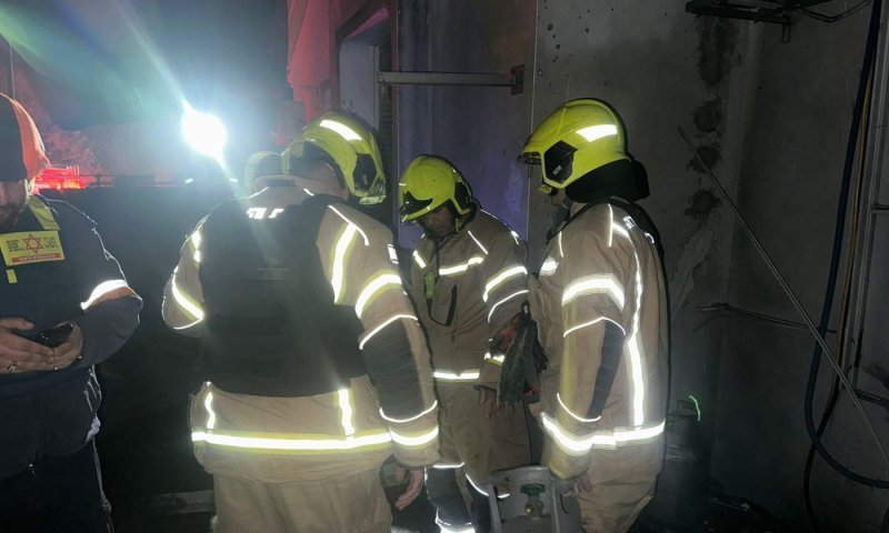 לילה של שיגורים: לוחמי אש נטרלו דליפות גז בזירת נפילה בחצור הגלילית