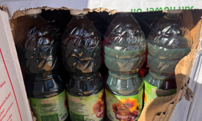 מאות בקבוקי שמן מנועים הוסתרו בסיוע הומניטרי