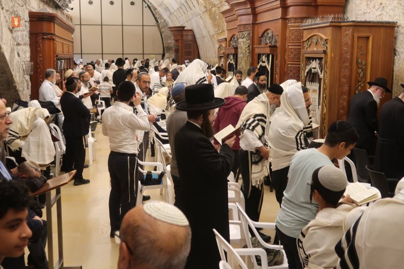 <blat>בחדרי חרדים</blat>