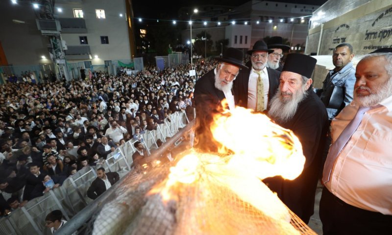 בראשות גדולי ישראל: ההדלקה המרכזית של בני ברק במוסדות 'הליכות משה'