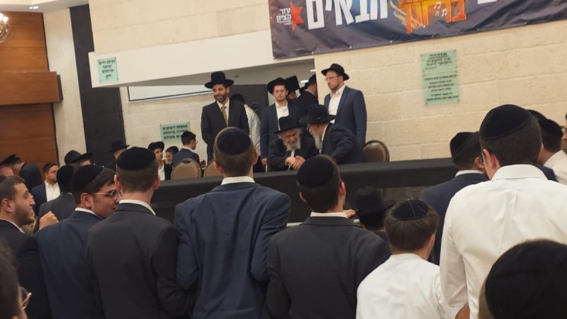 באדיבות המצלם