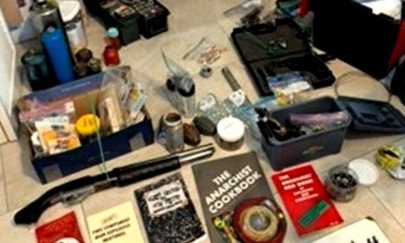 גבר מפלורידה הואשם בהחזקת נשק, חומרי נפץ ותעמולה נאצית