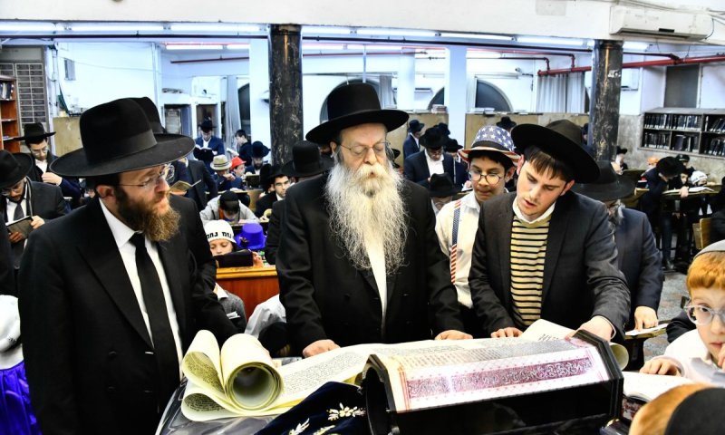 קריאת המגילה בהיכלו של ראש הישיבה הגר"ש קנייבסקי