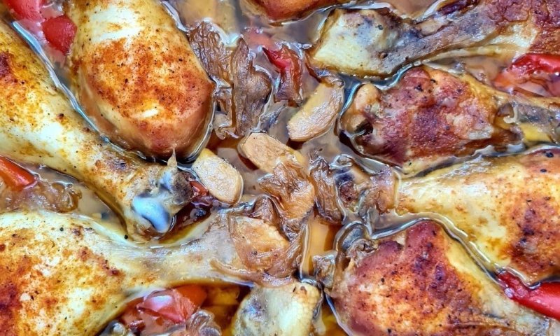 קל להכנה: מתכון לשוקיים עוף עם פלפלים ובצלים בתיבול מושלם