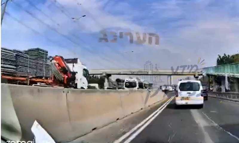 נס סמוך לבני ברק: משאית פגעה בעוצמה בגשר שקרס ב-2017