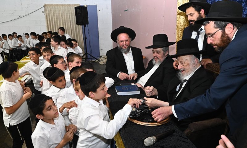 ילדי החבורה סיימו סדר נזיקין; הגרב"ד פוברסקי חילק מטבעות