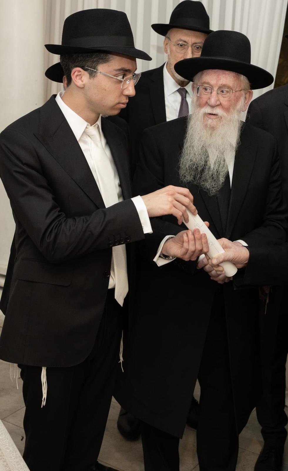 באדיבות המצלם