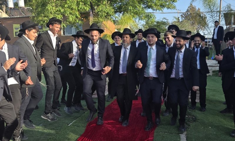אסיר עולם התורה על סוס, עם שטיח אדום מלכותי