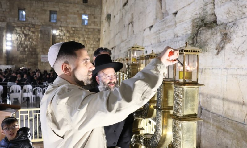 שורד השבי שגב כלפון הגיע להדליק נר ראשון של חנוכה בכותל המערבי