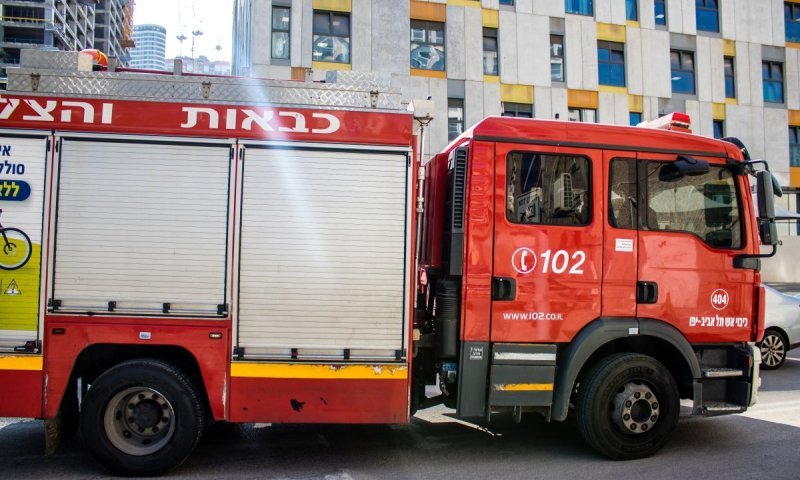 דרמה בבת ים: תשמישי קדושה נשרפו בכניסה לבניין מגורים