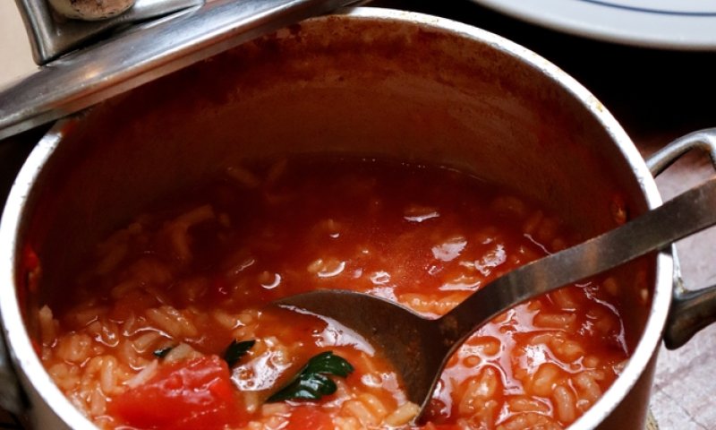 תנו כבוד ל'שולווה' חמין על בסיס אורז, עגבניות ועוף