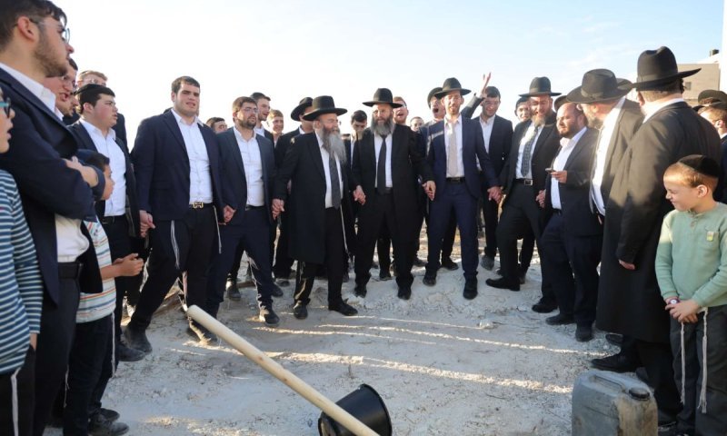 חפירות ויציקת המלט: אבן פינה לקריית ישיבת 'נתיבות חיים' בבית שמש