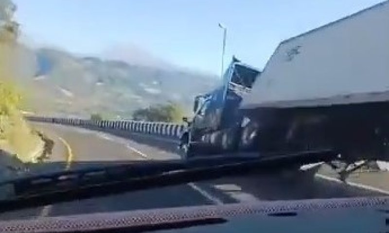 מקסיקו: נהג משאית נהרג לאחר שהתהפך היישר לתהום 