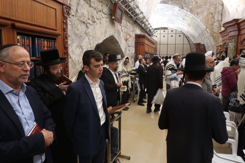 <blat>בחדרי חרדים</blat>