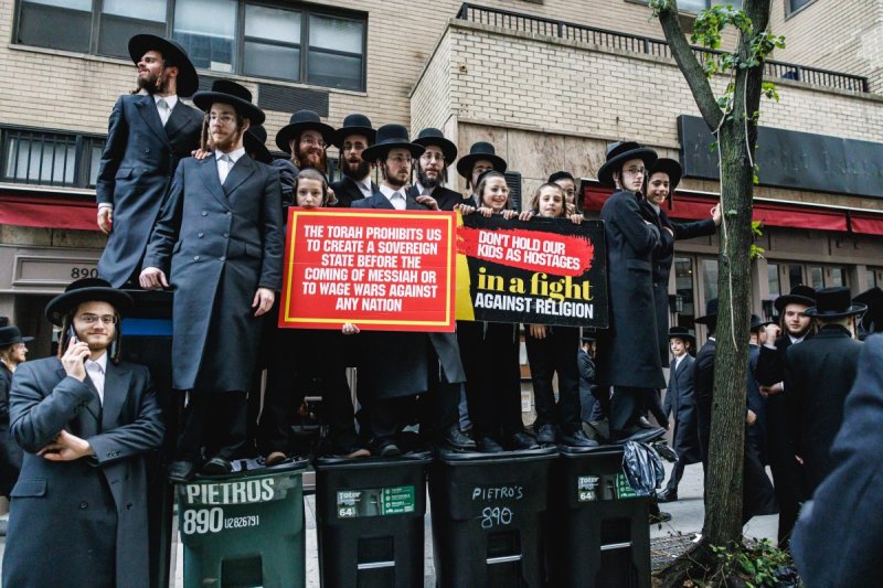 האחים לאנטשעווסקי, אברומי בלום, ד. ה. כרם, אייזיק. י, Clear shot