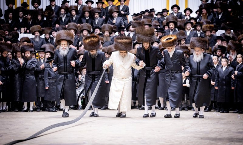 תיעוד ענק מחצר חסידות סאטמר: הבן ר' יואל חיתן את בתו