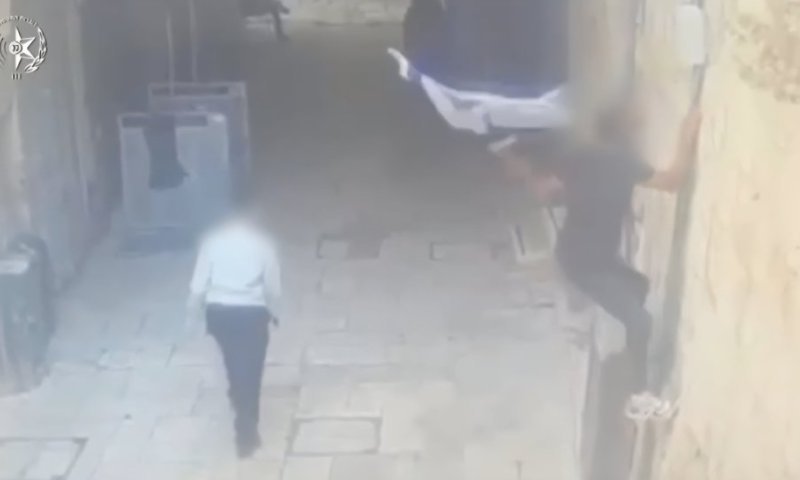 תושב אופקים תלש דגל ישראל והשליך אותו לפח בעיר העתיקה