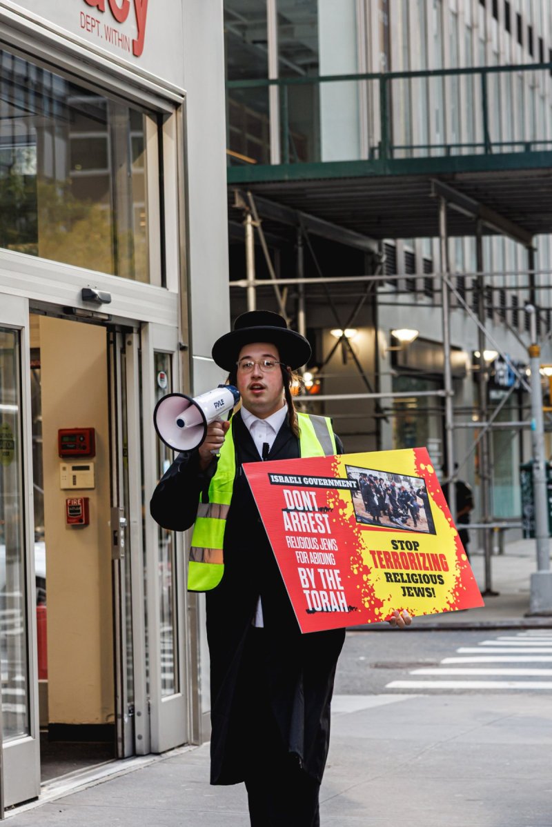 האחים לאנטשעווסקי, אברומי בלום, ד. ה. כרם, אייזיק. י, Clear shot