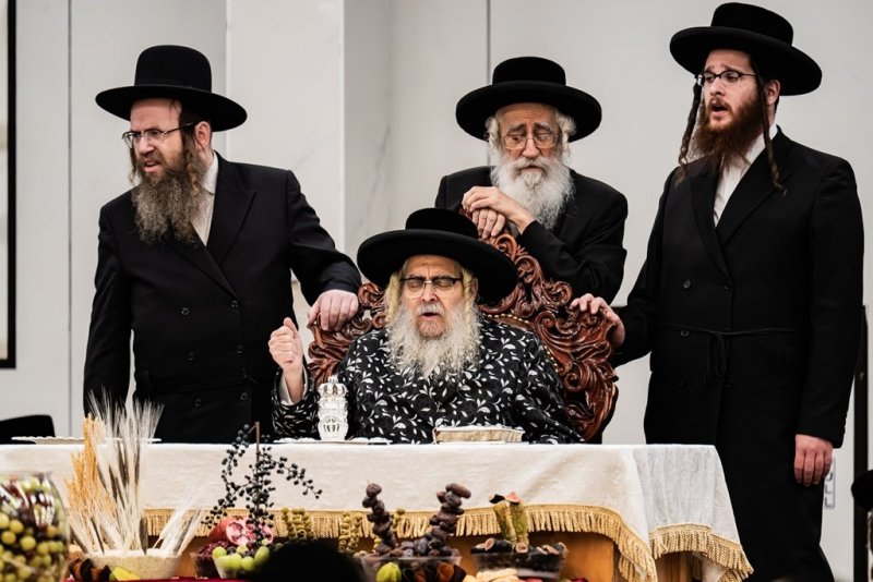 בחצרות סאטמר