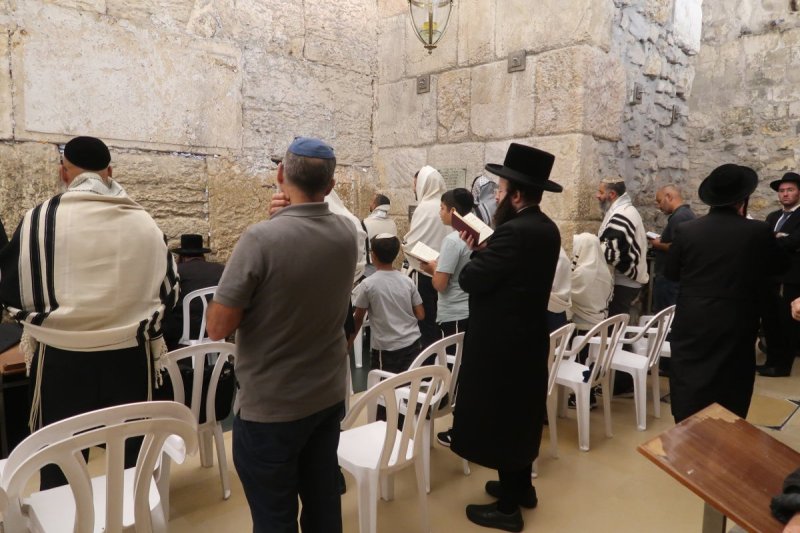 <blat>בחדרי חרדים</blat>