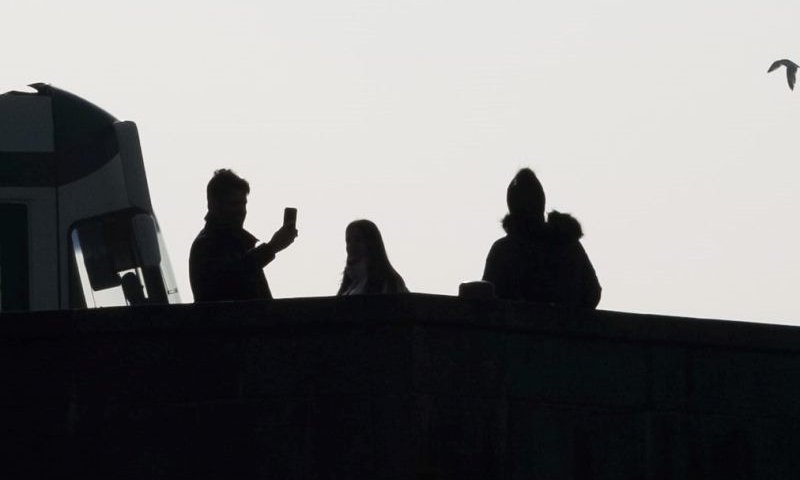 קראקס תחת פחד: חמושים עוצרים אזרחים ובודקים טלפונים