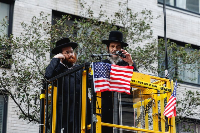 האחים לאנטשעווסקי, אברומי בלום, ד. ה. כרם, אייזיק. י, Clear shot