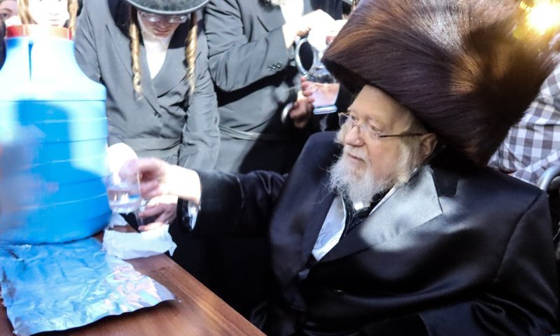 תיעוד מרחובות: חג הפסח אצל הרבי מקרעטשניף שחילק שיירי מים שלנו