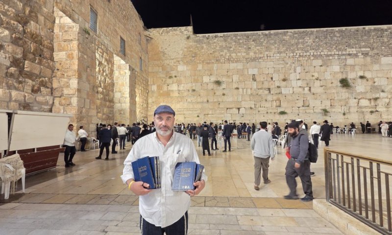 ספר התהלים שתורגם לאוקראינית הוכנס לציון דוד המלך ולכותל