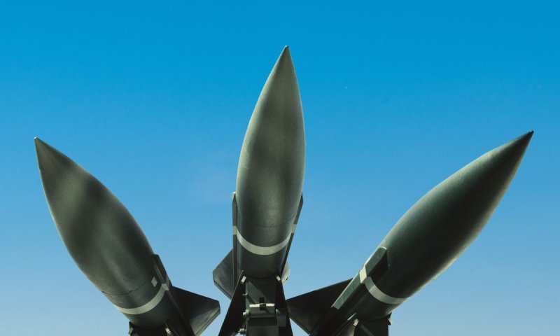 טילים לטווח 4,000 ק"מ: איראן ירתה לעבר בסיס אמריקני באוקיינוס