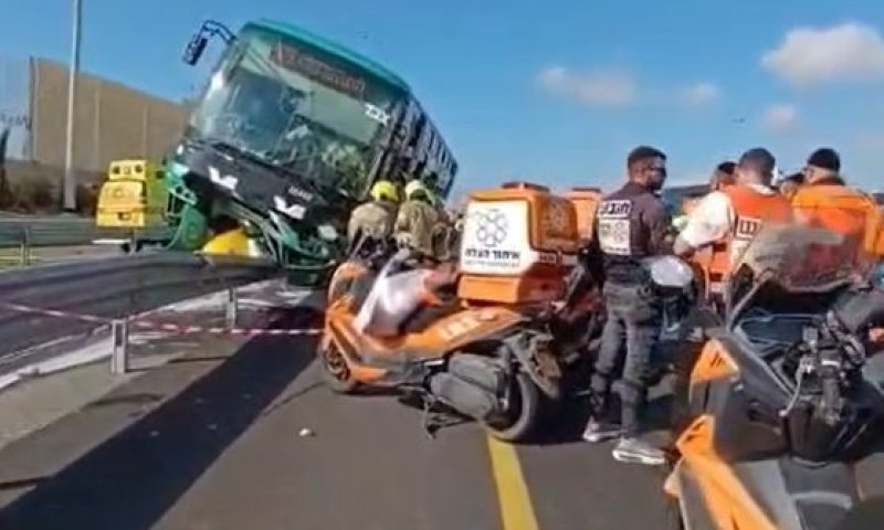 אוטובוס מלא בנוסעים התנגש במעקה בטיחות - 17 פצועים