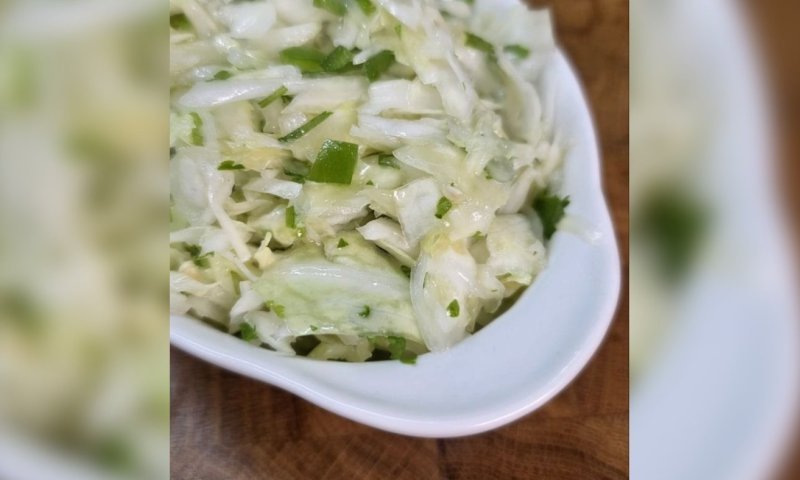 מתכון לסלט כרוב עם כוסברה מרענן וקליל 