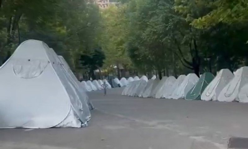 בטהרן נערכים להלוויית חמינאי: אלפי אוהלים הוקמו ברחבי העיר 