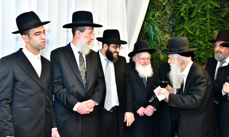 שמחת החתונה במשפחות הכהונה: נכד ראש הישיבה עם נכדת רב הקהילה