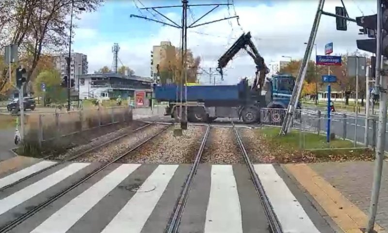 שיבושי תנועה בוורשה: משאית עם מנוף פתוח קרעה את קווי החשמל של הרכבת הקלה