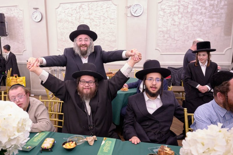באדיבות המצלם