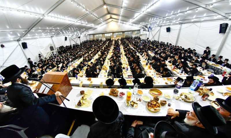 באוהל ענק בבת ים: חסידי באבוב שמעו את משאו של בן האדמו"ר