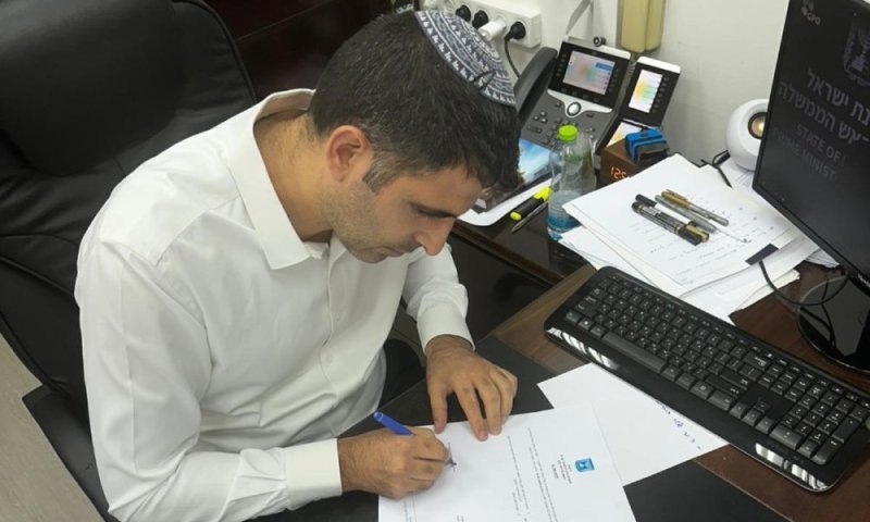 טראמפ לחץ והשר קרעי החליט לבטל סעיפים ברפורמת השידורים