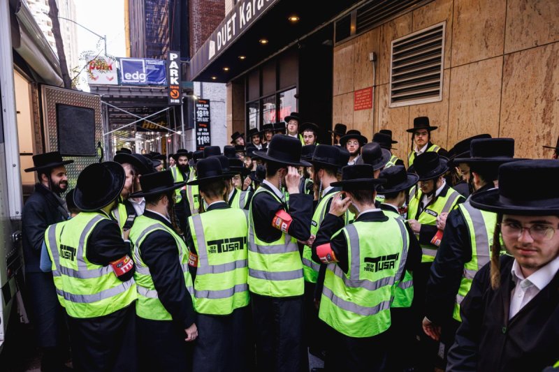 האחים לאנטשעווסקי, אברומי בלום, ד. ה. כרם, אייזיק. י, Clear shot