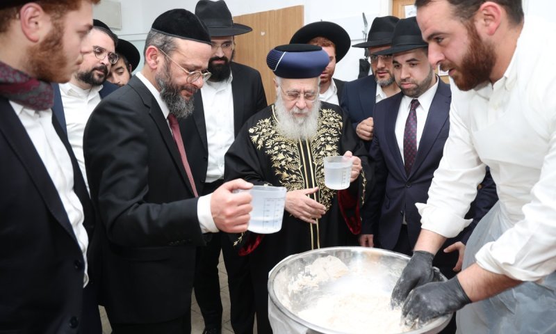 ערבי פסחים אצל הראש"ל הגר"י יוסף: ברכת האילנות ואפיית מצות